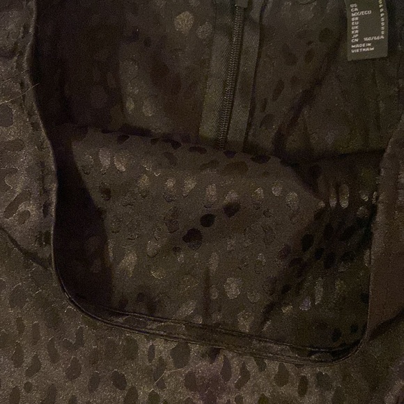 Forever 21 Black on Black Leopard Print Ruffles and side Rouching Skirt Sz Small - Picture 11 of 11